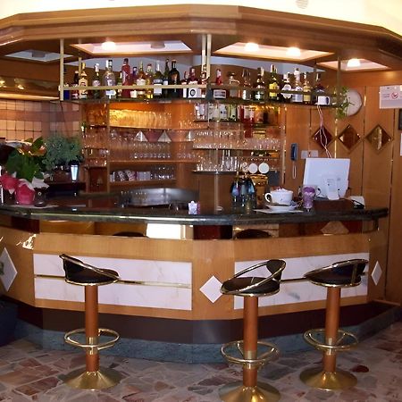 Hotel Angelini Torbole Sul Garda Екстер'єр фото