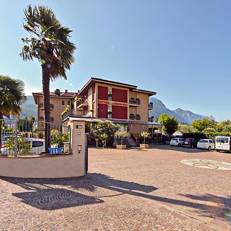 Hotel Angelini Torbole Sul Garda Екстер'єр фото