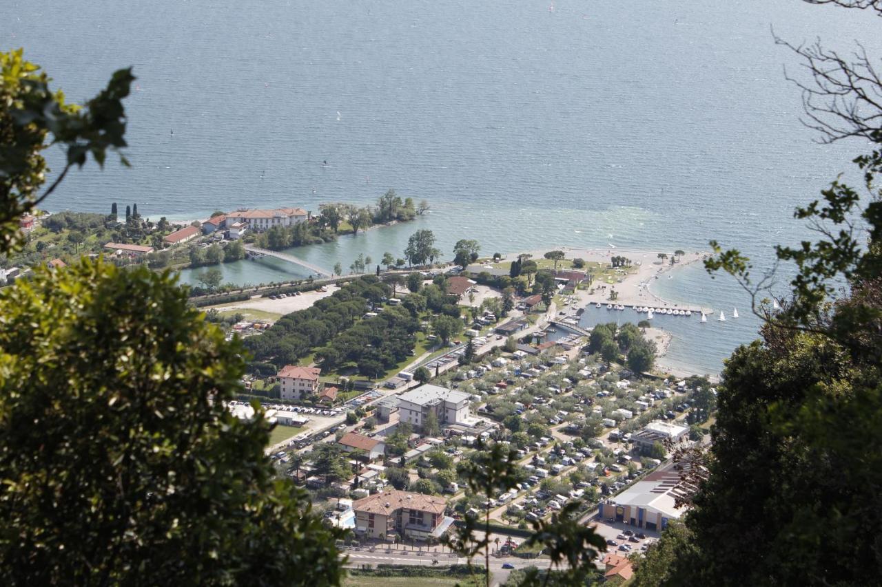 Hotel Angelini Torbole Sul Garda Екстер'єр фото