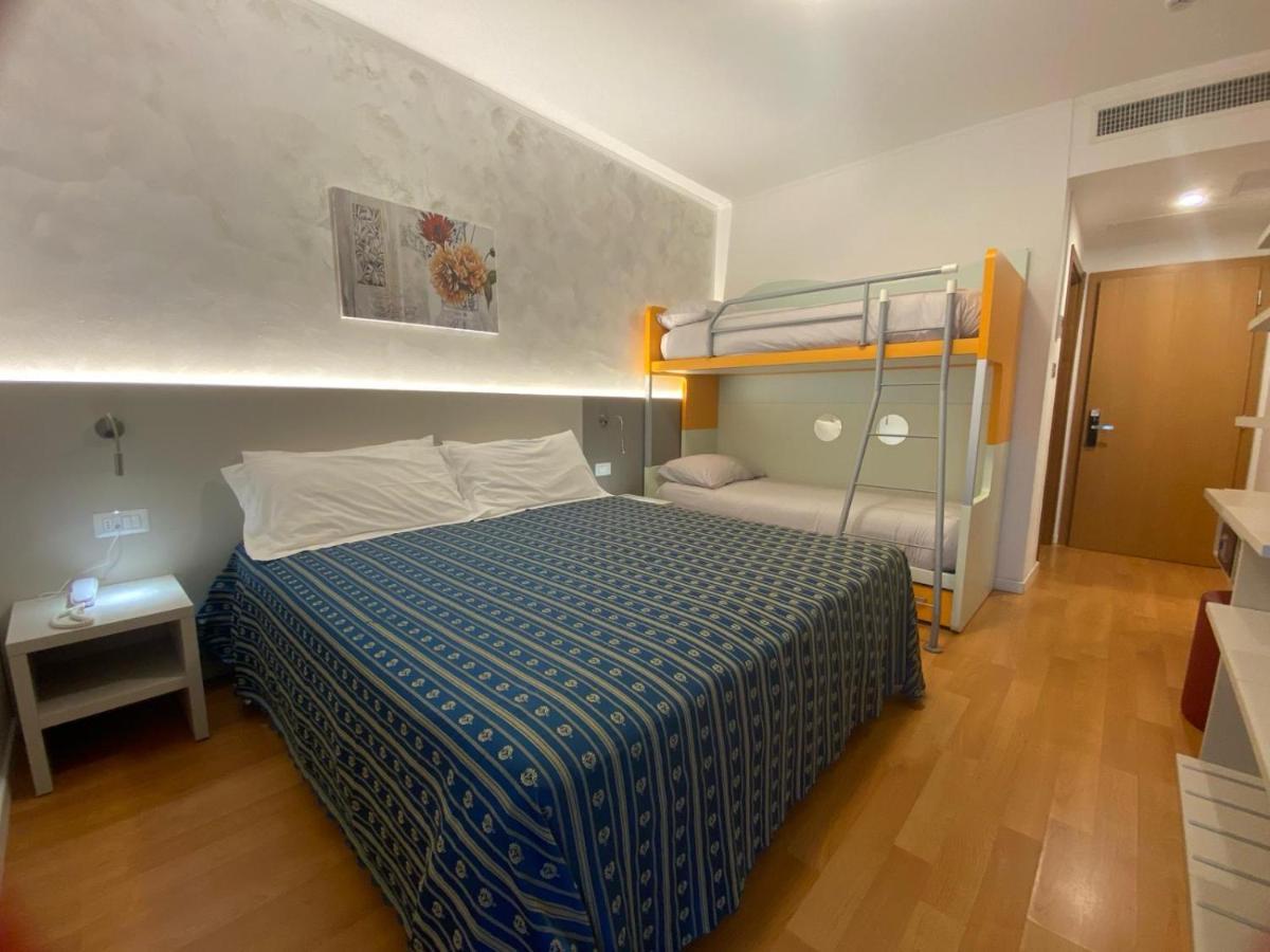 Hotel Angelini Torbole Sul Garda Екстер'єр фото