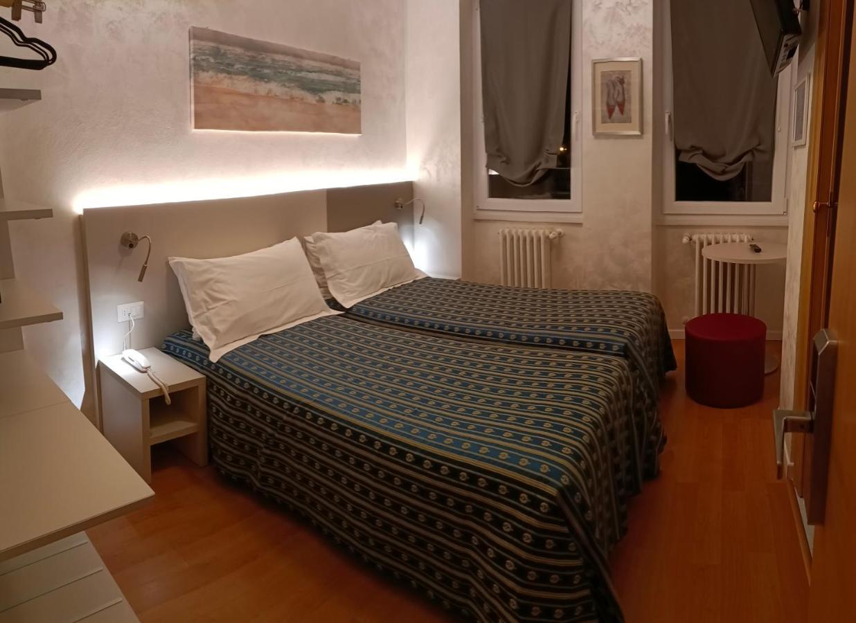 Hotel Angelini Torbole Sul Garda Екстер'єр фото