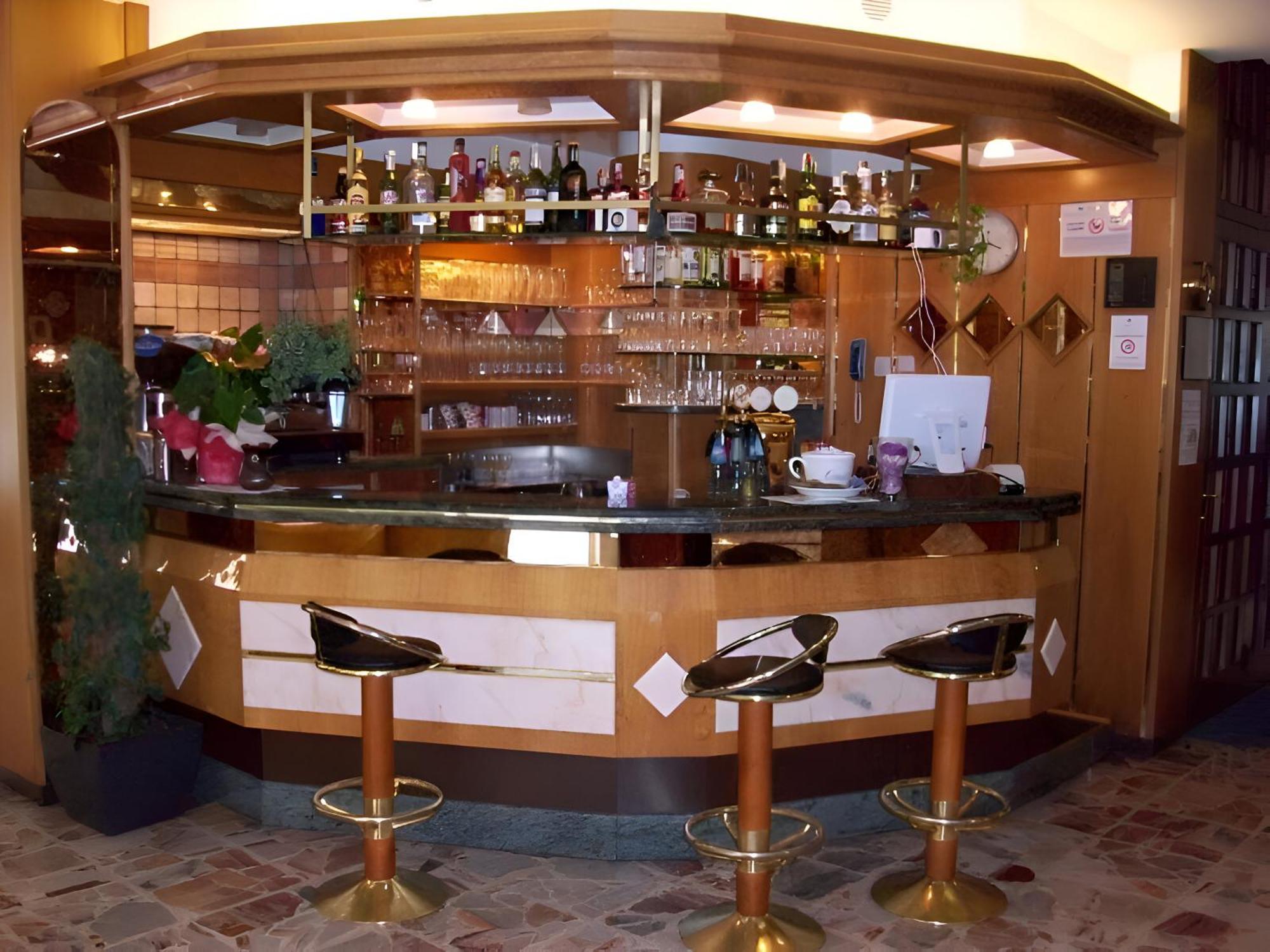 Hotel Angelini Torbole Sul Garda Екстер'єр фото
