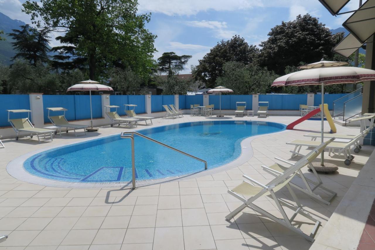 Hotel Angelini Torbole Sul Garda Екстер'єр фото